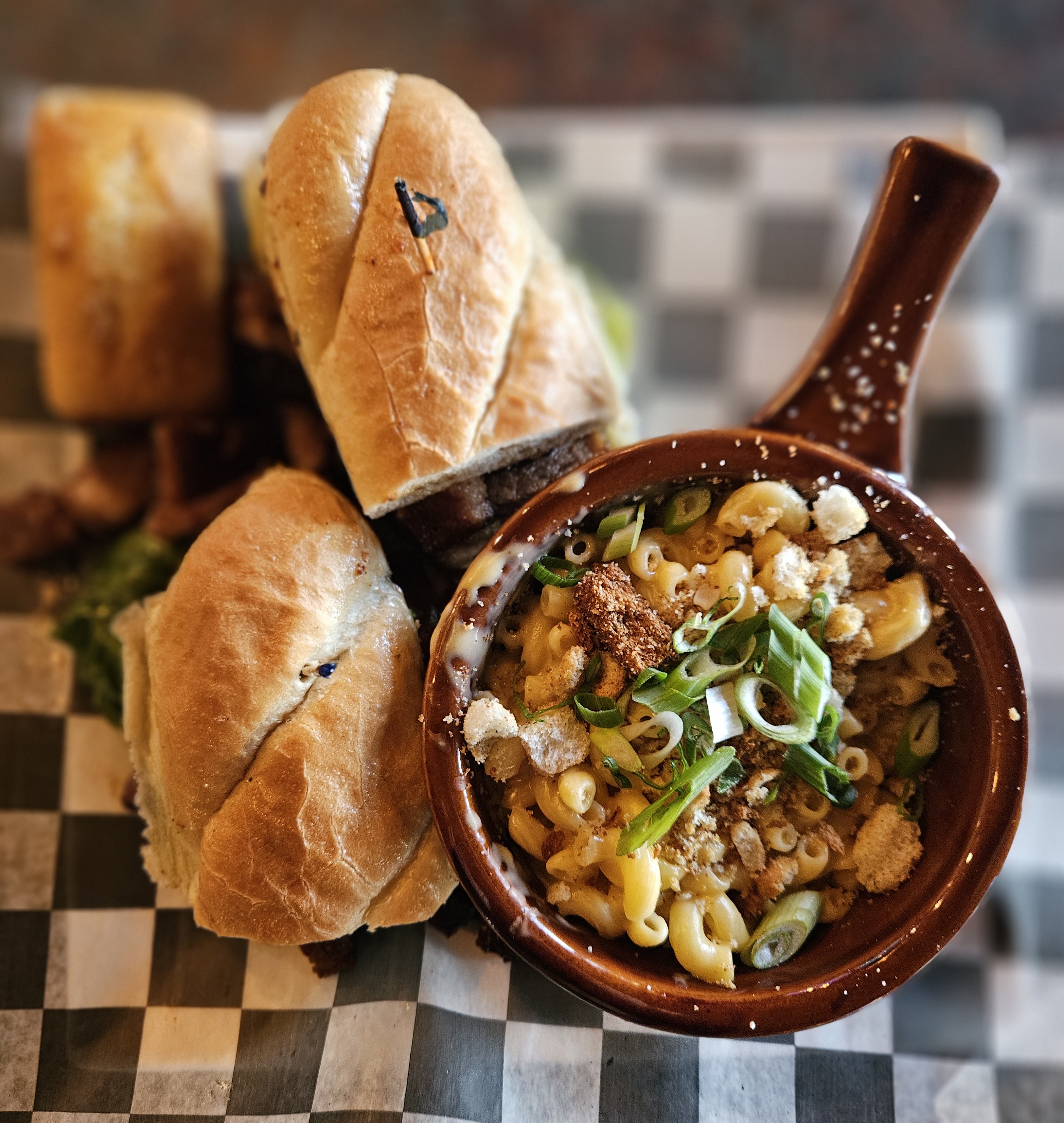 Pulled pork sandwich with mac and cheese